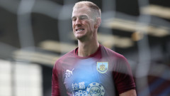 Джо Харт спира с футбола