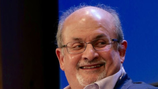 Салман Рушди авторът чийто роман доведе до смъртни заплахи от