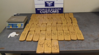 Хероин за 2 млн. лв. откриха в тайник на български автомобил