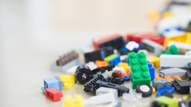 Датският производител на играчки Lego обединява сили с китайския интернет