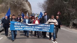 Десетки репресирани от комунистическия режим както и обикновени граждани се