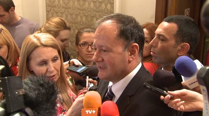 Две седмици с един вот на недоверие се канят, критикува Миков опозицията 