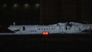 Пътнически самолет на Delta Air Lines се преобърна при кацане