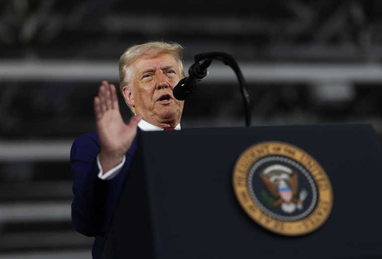 Възможно е Доналд Тръмп да наложи наказания, които да застигнат и Амал Клуни