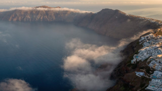 Очаква се още стотици хора да напуснат гръцкия остров Санторини