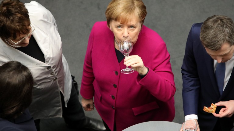 Политическите игри на Меркел може да сложат прът в икономиката на Германия
