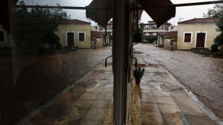 Наводнението блокира пътища в Гърция за часове