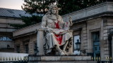 Нападнаха статуята на Жан-Батист Колбер в Париж