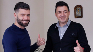 Двама футболисти на Левски капитанът Божидар Митрев и юношата