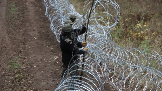 Полша се пази от руски анклав с ограда от бодлива тел