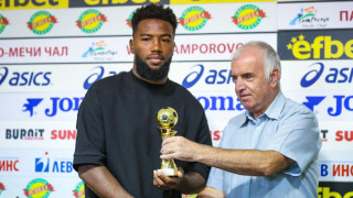 Нападателят на ЦСКА Дюкенс Назон бе награден за играч №1 на