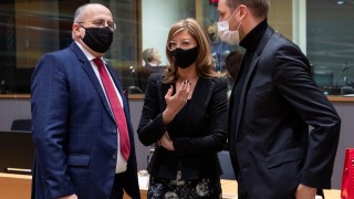 Външните министри на ЕС призоваха ЕК да продължи преговорите с производителите на ваксини