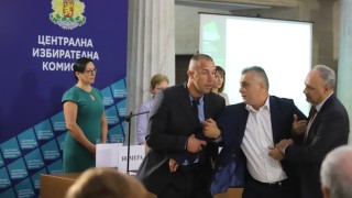 Войвода направи флашмоб пред погледа на ЦИК