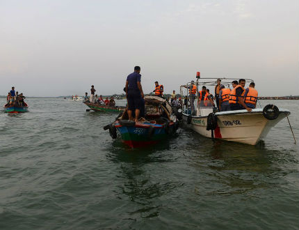 Ферибот с 200 пътници се е преобърнал в Бангладеш 