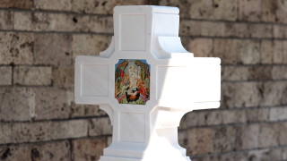 Гробът на патриарх Неофит пред столичния храм Света Неделя е