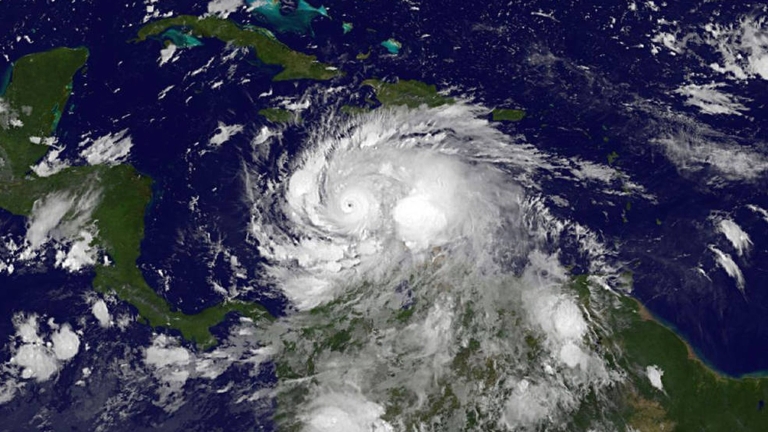 Един от най-силните урагани през последните години се насочва към Хаити, Куба, Бахамите и САЩ