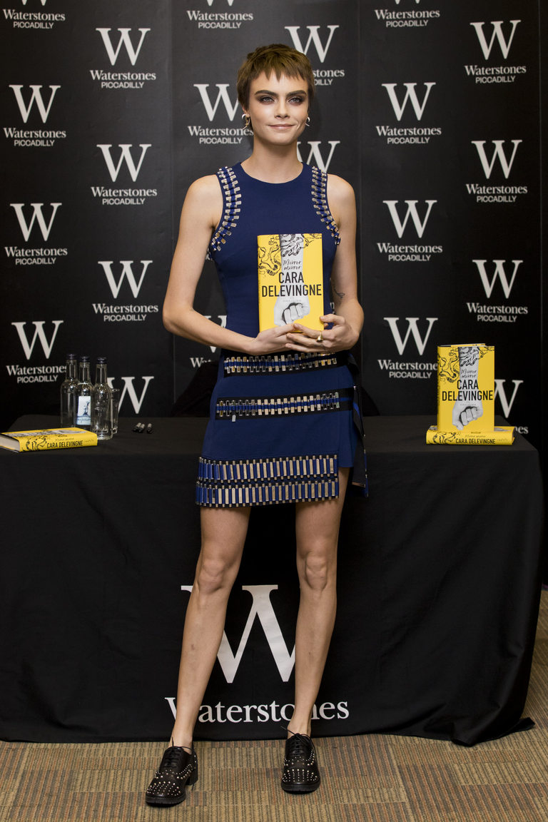 Специално за премиерата Делевин боядиса косата си кестенява