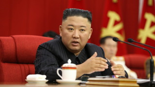 Лидерът на Северна Корея Ким Чен ун обяви първото огнище