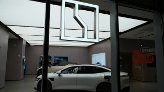 Китайски производител на луксозни електромобили посяга към лидерството на Tesla и BYD в Европа