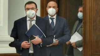 Мерките не спирали изборния процес, увери здравният министър