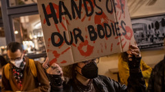 Полша, където има почти пълна забрана на абортите, създаде регистър на бременности