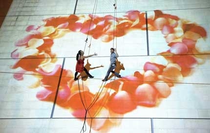 Зрелищно танцово шоу върху фасадата на НДК