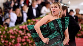 Как се справя с нахалните фенове Майли Сайръс