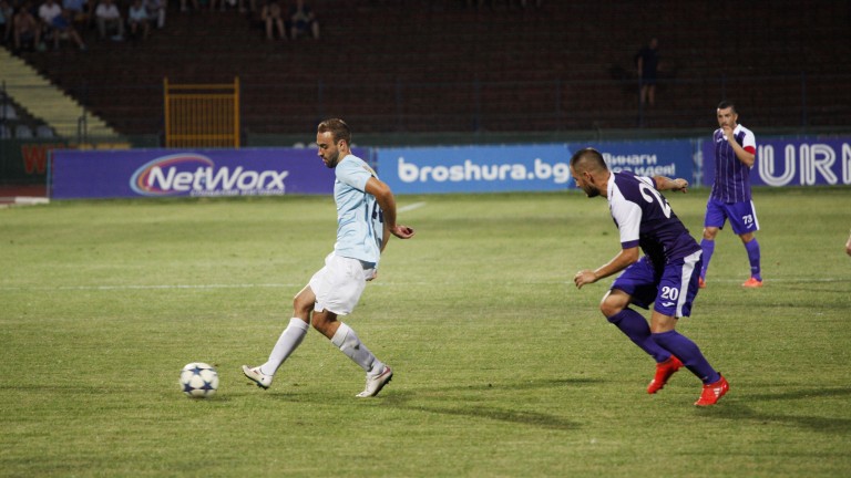 Етър победи Дунав с 5:3 в осемголово шоу. Етър -