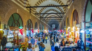 Бизнес под натиск: търговците на дребно замразяват цените в Турция 