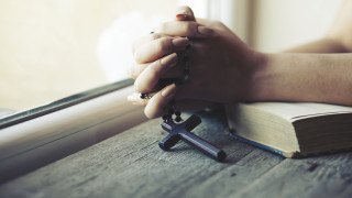 Няколко самоделни бомби избухнаха на среща на групата на Свидетелите