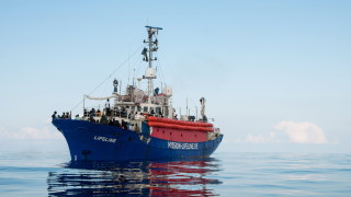 Товарен кораб под италиански флаг с десетки спасени мигранти не получи