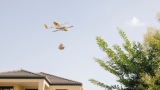 Google Wing направи първа успешна доставка с дрон до домашен адрес