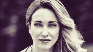 Алекс Раева обичаната певица и телевизионна водеща вече е на