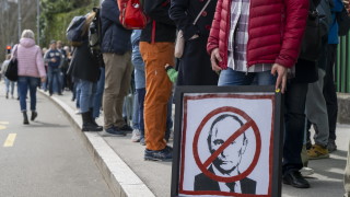 "По пладне срещу Путин": Хиляди руснаци протестираха мирно пред секциите