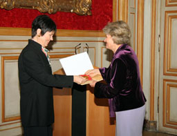 Българският посланик в Париж получи наградата "Златна лира"