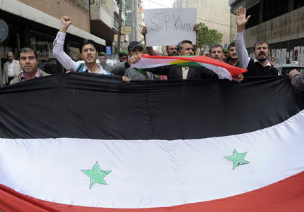 Хиляди сирийци протестираха срещу атентатите 