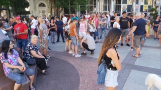 Над 200 пловдивчани се събраха пред сградата на общината и