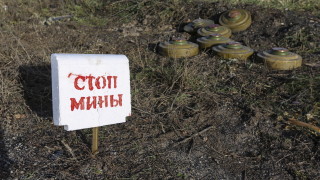 Близо до село Миротске в централна Украйна дузина сапьори се