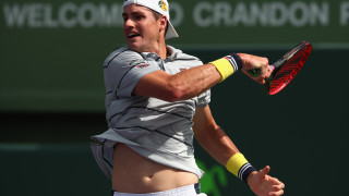 Здраво сервиращият Джон Иснър се класира за полуфинал на турнира