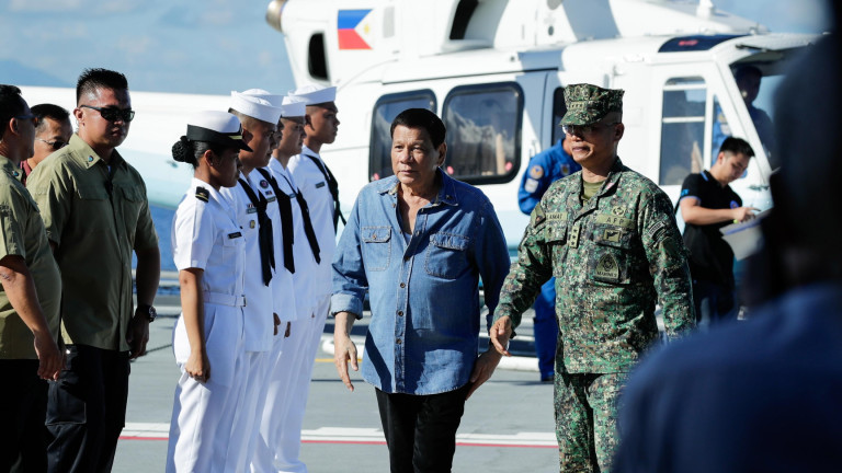 Филипинският президент Родриго Дутерте предлага на заподозрени за наркотици да