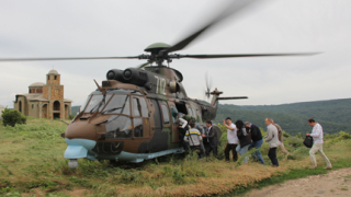 Кугъри и военни камиони спасяват туристи от Албена и жители на Прилеп