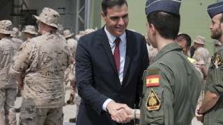 Испанският министър председател Педро Санчес беше принуден да прекъсне пресконференция във