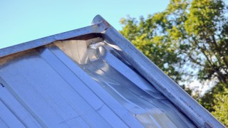 Ламарини от ограда на изкопа на метрото се врязаха в кола в София