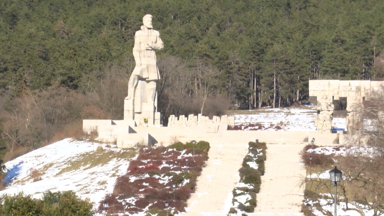 С държавна помощ и спешен ремонт на паметника поддържат духа на Ботев в Калофер 