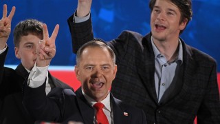 Карол Навроцки подкрепян от националистите Право и справедливост PiS излезе начело