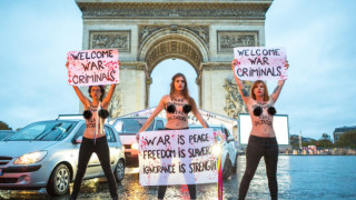 Полугола активистка на Фемен се хвърли срещу кортежа на американския