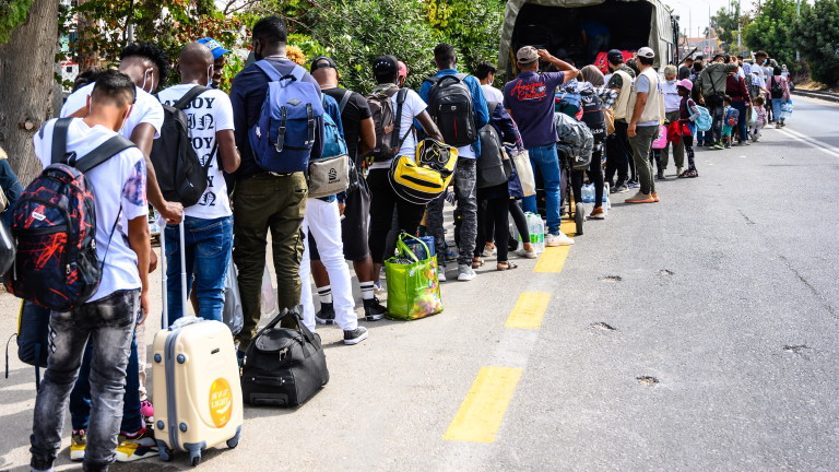Прокуратурата участва в разследването на група, превозила 350 мигранти през границата на Гърция
