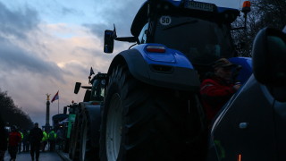 Испански фермери подкараха трактори по градските улици и блокираха движението