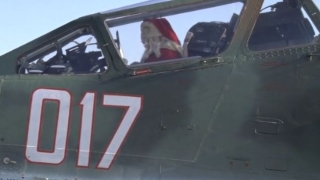 Дядо Коледа кацна с щурмови самолет 