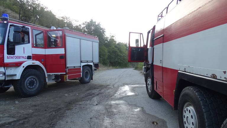 Три пожарни гасят пожар в къща в Ново село